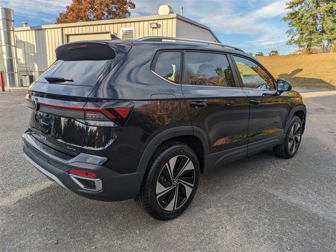 New 2026 Volkswagen Taos SE image 4