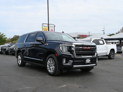 Used 2023 GMC Yukon XL SLT w/ SLT Luxury Package AWD/4WD image 3
