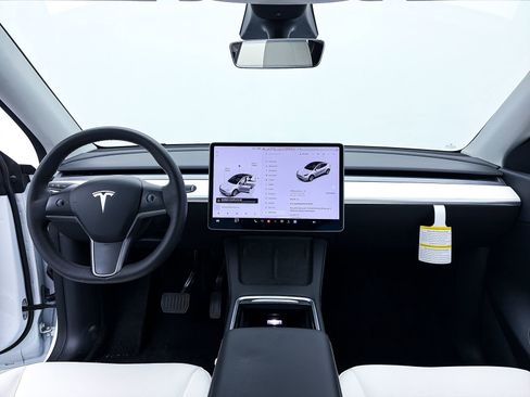 Used 2022 Tesla Model Y Long Range image 24