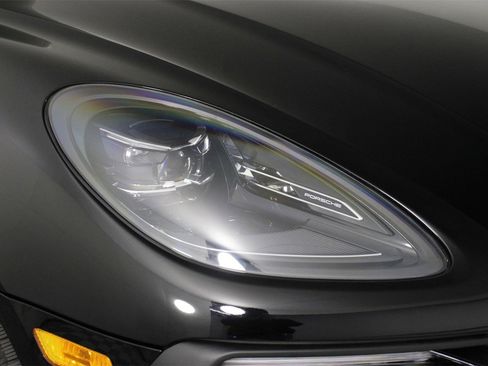 Certified 2025 Porsche Macan image 28