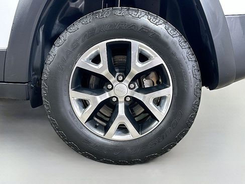 Used 2017 Jeep Cherokee Trailhawk w/ Cold Weather Group AWD/4WD image 30