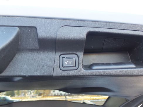 Used 2021 GMC Acadia SLE w/ Driver Convenience Package image 8