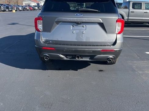 Used 2022 Ford Explorer XLT w/ Equipment Group 202A image 6