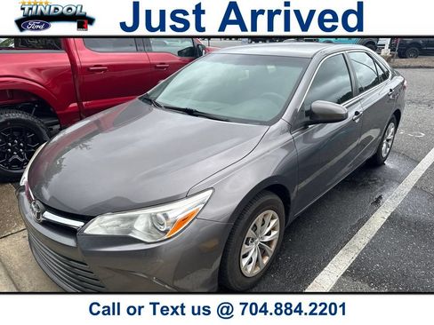 Used 2017 Toyota Camry LE FWD image 1