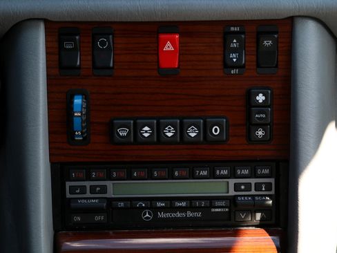Used 1990 Mercedes-Benz 300 SE image 17