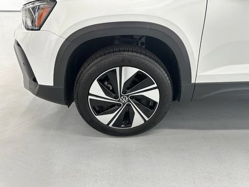Used 2025 Volkswagen Taos SE w/ Panoramic Sunroof Package AWD/4WD image 19
