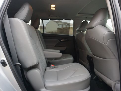 Used 2021 Toyota Highlander XLE image 22