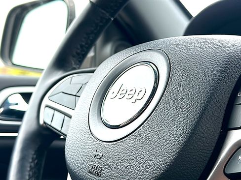 Used 2021 Jeep Grand Cherokee Limited image 31