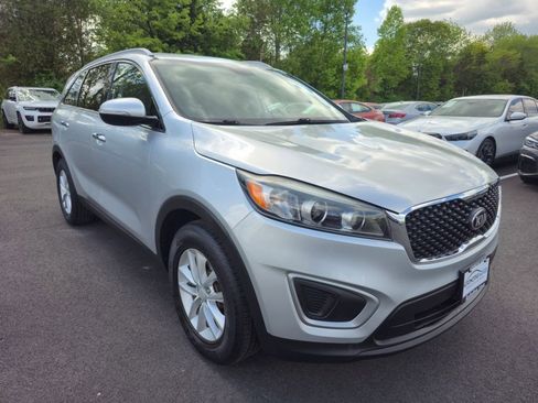 Used 2017 Kia Sorento FWD w/ LX Convenience Package image 3