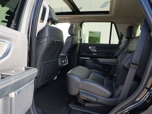Used 2025 Ford Expedition Platinum AWD/4WD image 18