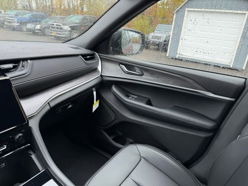 New 2025 Jeep Grand Cherokee L Limited image 21