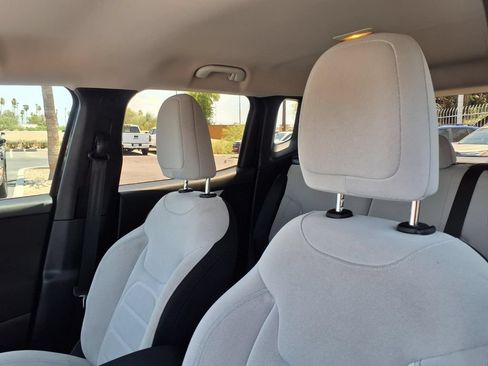 Used 2019 Jeep Renegade Latitude FWD image 24