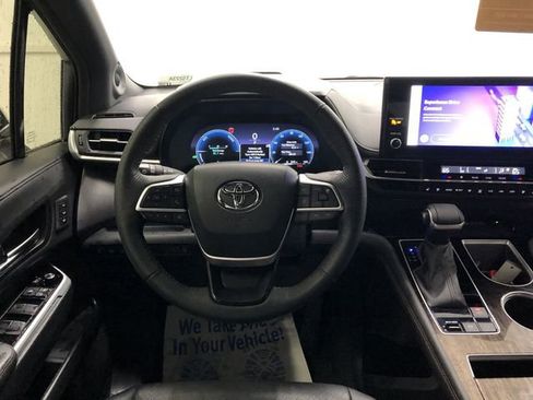 Used 2025 Toyota Sienna Platinum AWD/4WD image 16