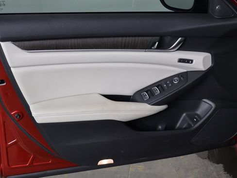 Used 2018 Honda Accord Touring image 18