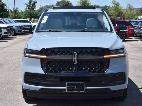 New 2026 Lincoln Navigator L Reserve w/ Jet Appearance Package AWD/4WD image 2