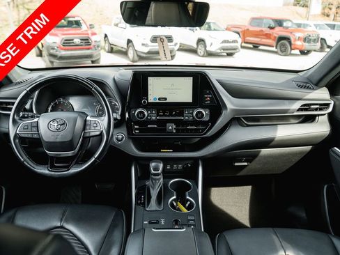 Used 2023 Toyota Highlander XSE FWD image 12