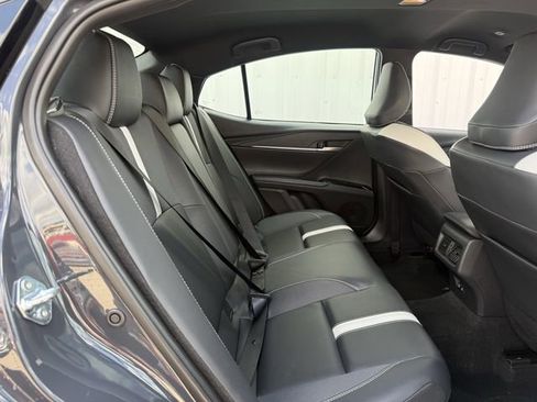 Used 2025 Toyota Camry SE image 32