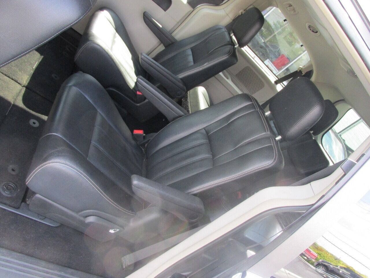 Used 2015 Chrysler Town & Country Touring w/ Driver Convenience Group FWD image 16