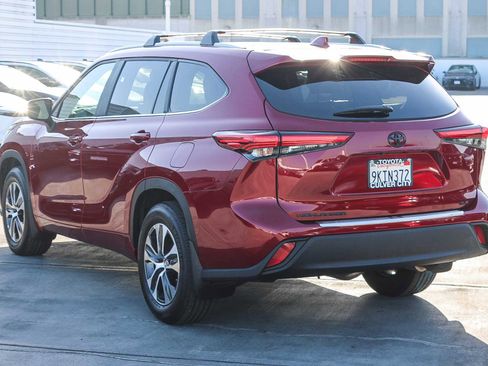 Certified 2023 Toyota Highlander XLE image 7