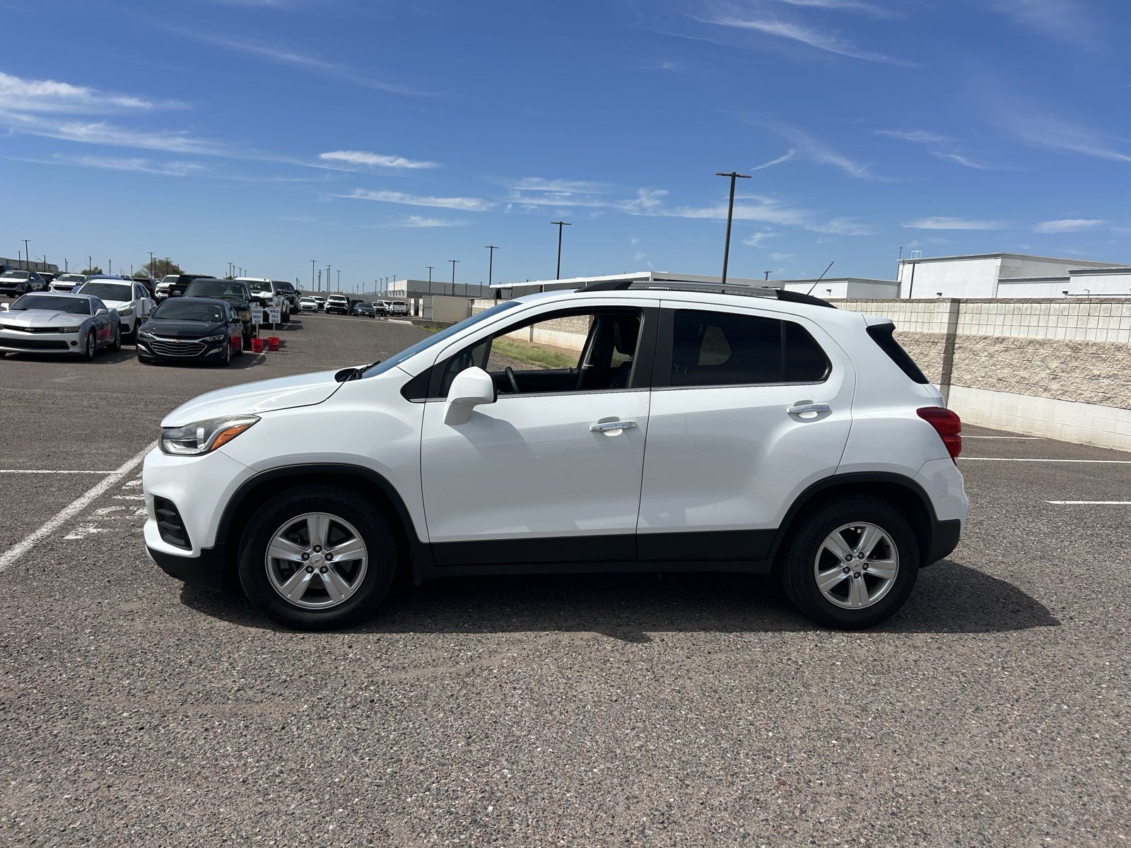 Used 2018 Chevrolet Trax LT w/ LT Convenience Package FWD image 2
