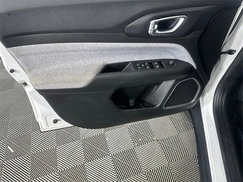 Certified 2022 Jeep Compass Latitude image 19