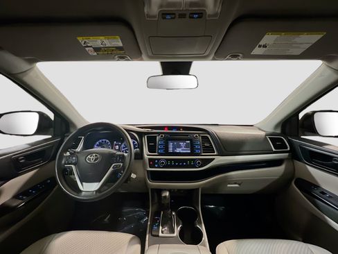 Used 2017 Toyota Highlander LE FWD image 15
