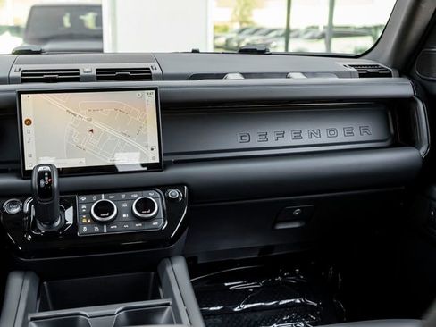 Used 2025 Land Rover Defender 90 X-Dynamic SE image 26