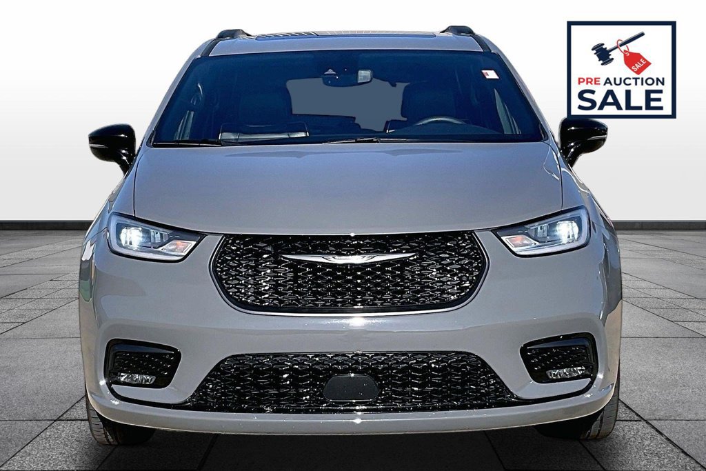 Used 2025 Chrysler Pacifica Limited FWD image 3