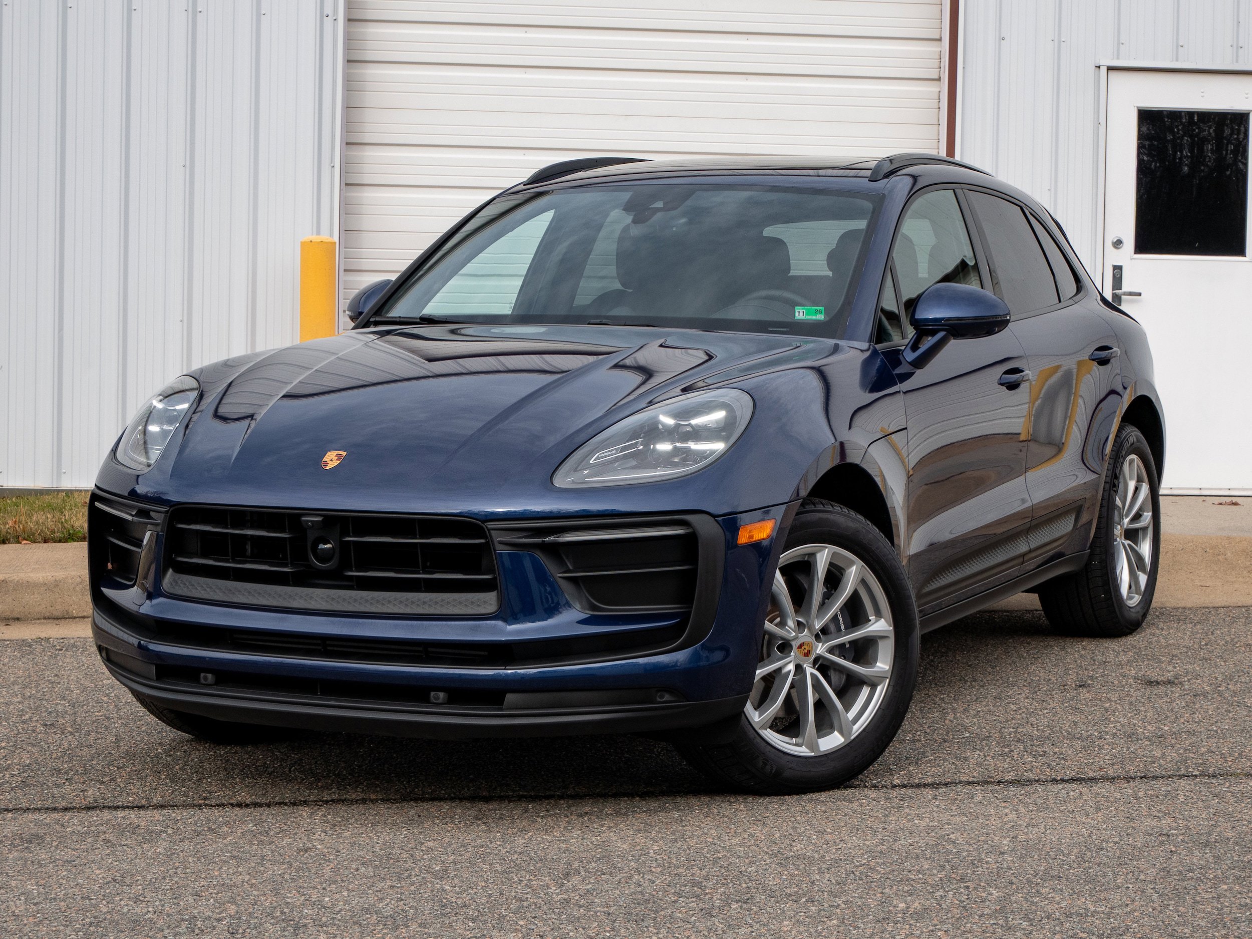 Certified 2025 Porsche Macan AWD/4WD image 1