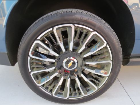 New 2026 Chevrolet Suburban High Country AWD/4WD image 12