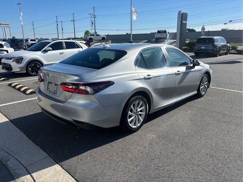Used 2021 Toyota Camry LE image 5