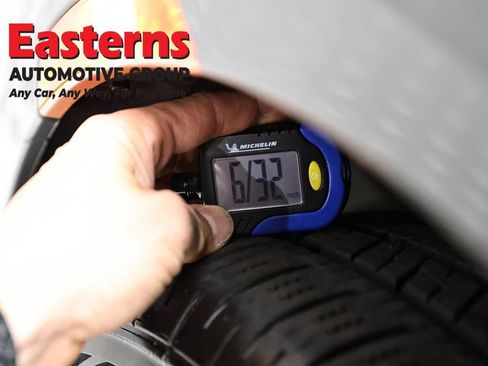 Used 2023 Chrysler Pacifica Touring-L FWD image 28