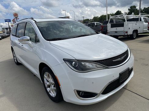 Used 2017 Chrysler Pacifica Limited w/ Advanced Safetytec Group FWD image 3