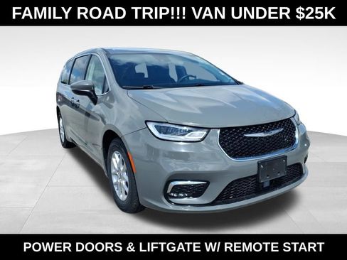 Used 2023 Chrysler Pacifica Touring-L FWD image 2