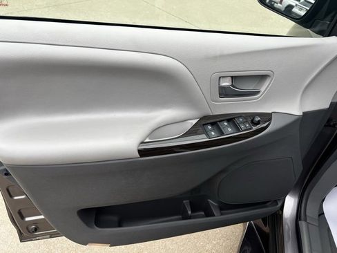 Used 2019 Toyota Sienna XLE image 10