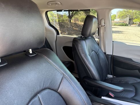 Used 2019 Chrysler Pacifica Touring Plus w/ Tire & Wheel Group FWD image 15