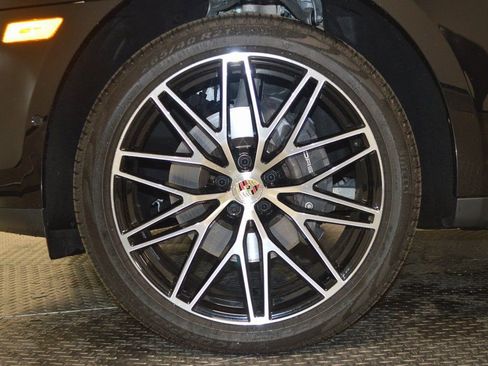 Certified 2025 Porsche Macan AWD/4WD image 13