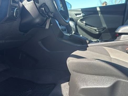Used 2014 Ford Focus SE w/ SE Winter Package image 13
