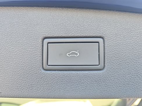 Used 2022 Volkswagen Tiguan SE image 13