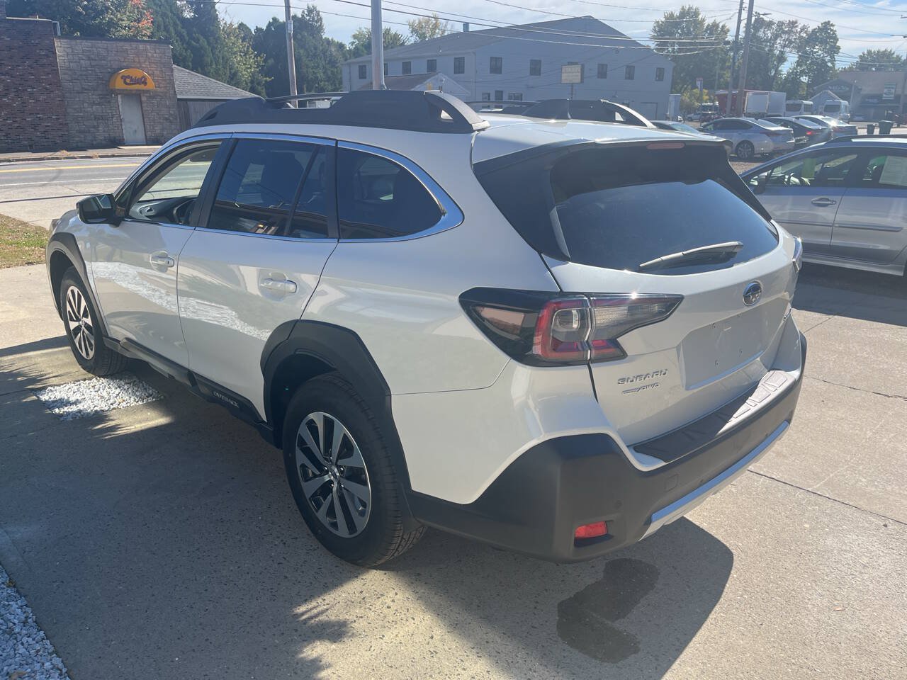 Used 2023 Subaru Outback Limited AWD/4WD image 3