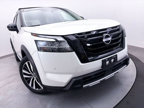 Used 2024 Nissan Pathfinder Platinum AWD/4WD image 4