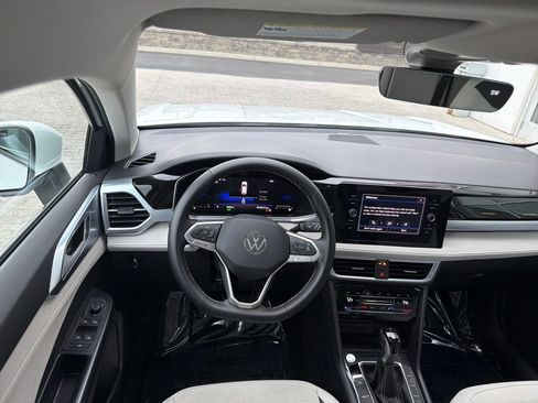 Certified 2025 Volkswagen Taos SE image 16