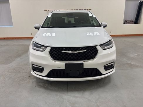 Used 2023 Chrysler Pacifica Touring-L image 3