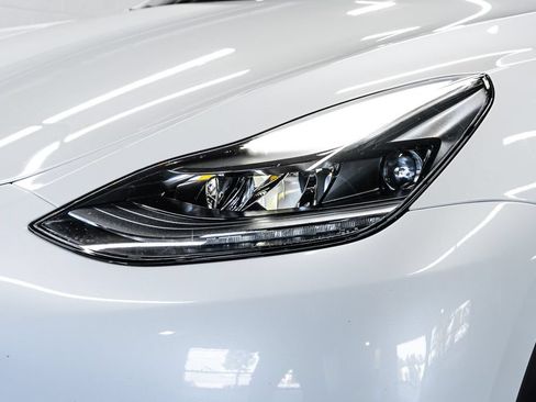 Used 2023 Tesla Model Y Performance AWD/4WD image 9