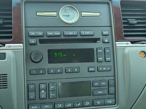 Used 2005 Lincoln Town Car Signature RWD image 13