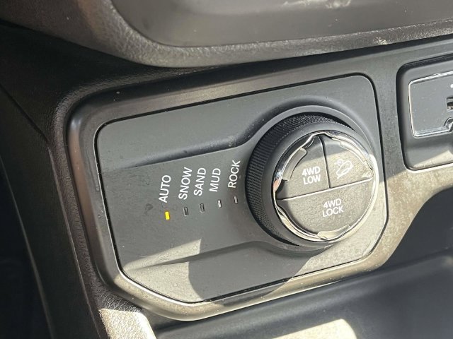 Used 2023 Jeep Renegade Trailhawk AWD/4WD image 31