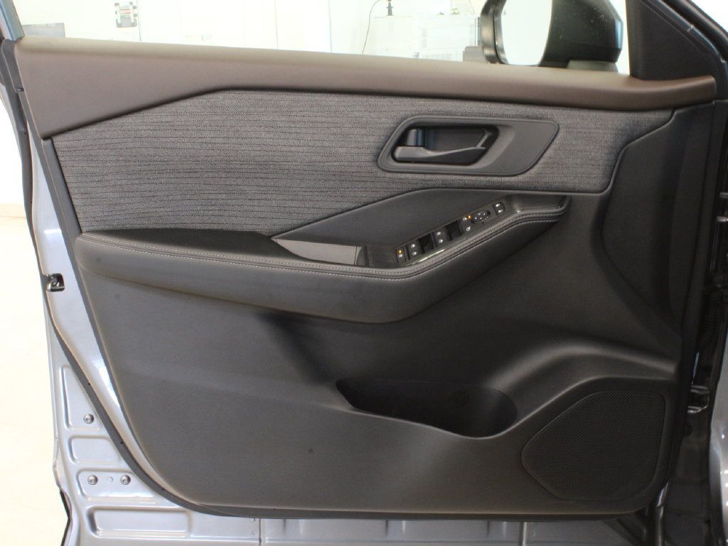 Used 2021 Nissan Rogue S FWD image 12