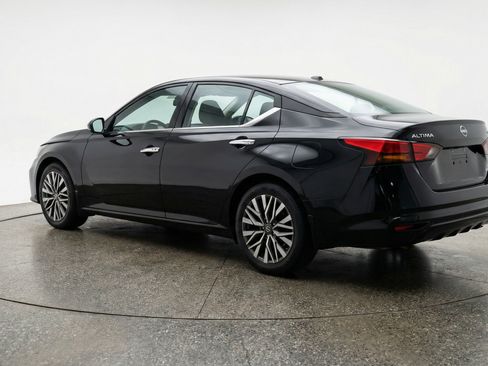 Used 2025 Nissan Altima 2.5 SV FWD image 6