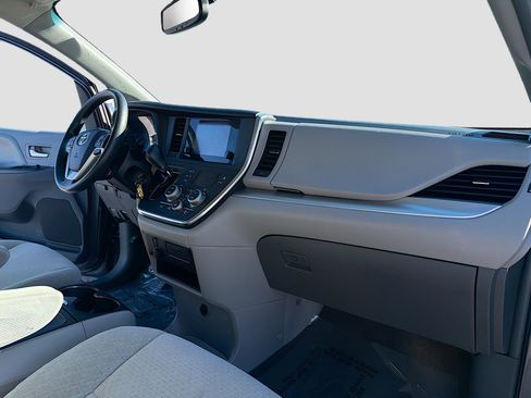 Used 2015 Toyota Sienna LE image 5