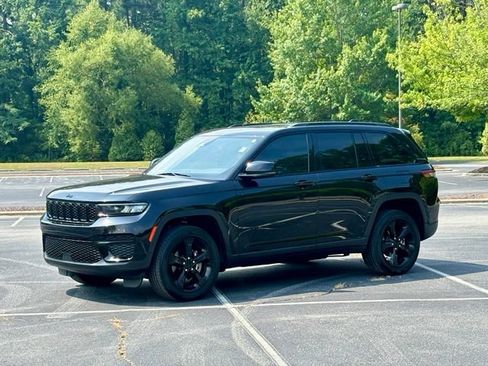 Used 2023 Jeep Grand Cherokee Altitude RWD image 2